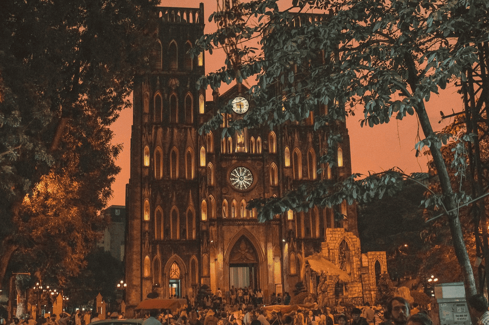 The cathedral’s exterior showcases towering architecture and delicate details that tell stories of the past (Source: Pixabay)